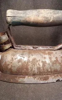 وسیله فلزی زنگ زده و خراب