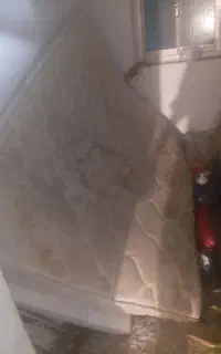واگذاری رایگان تشک و کتابخانه و میز