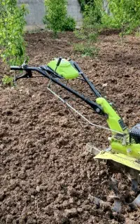 شخم زنی باغچه با دستگاه