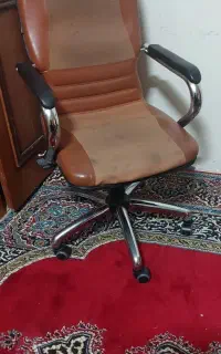 صندلی اداری چرم در حد نو
