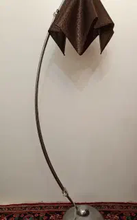 آباژور ایستاده