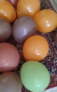 تعدادی بادکنک بصورت ریسه ای برای تولد