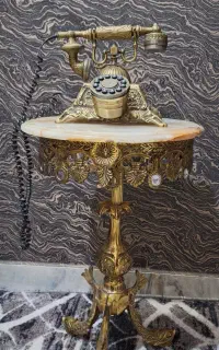 میز تلفن و تلفن برنجی