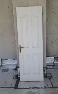 دو عدد درب چوبی کاکرده و سالم ب همراه چهارچوب آهنی