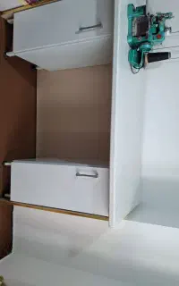 میز آشپزخانه فلزی خیلی تمیز با رویه ی نسوز