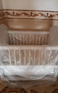 تخت کنار مادر .گهواره.