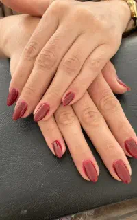 خدمات حرفه ای ناخن (کاشت فقط ۴۰۰)