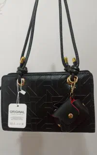 کیف دخترانه مشکی همراه با چارم بگ