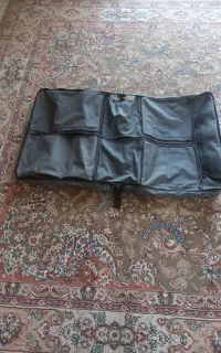 یک ساک مسافرتی یک جعبه آچار بکس و چند کاور پتو