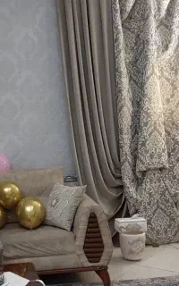 کنار پرده دوتیکه و لوستر