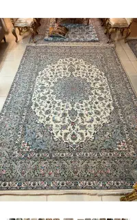 یک‌جفت‌فرش۹متر‌اردکان(‌ابریشم)دو‌ رنگ‌ ابریشم دارد
