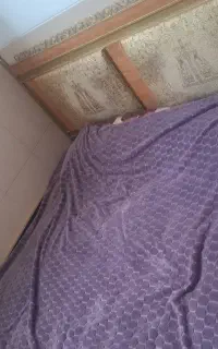 تخت دونفره و میز کنار تخت