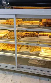 دوعدد ویترین شیرینی و یک عدد گرم کن