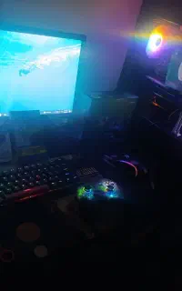 کیس گیمینگ با مانیتور و لوازمش