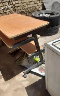 یک عدد میز کامپیوتر