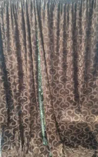 پرده مخمل در ورودی