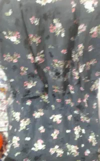 تعدادی پیراهن و پارچه