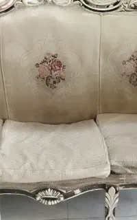 مبل سلطنتی نیاز به تعمیر