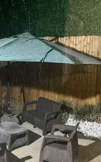 صندلی و چتر حیاطی