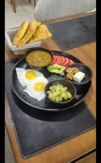 به یک همکار خانم جهت کار در آشپزخانه غذا خوری