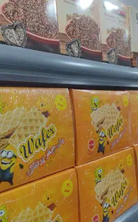 همکار خانم برای کار در سوپر مارکت