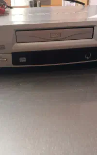 یک دستگاه CD  DAWOO