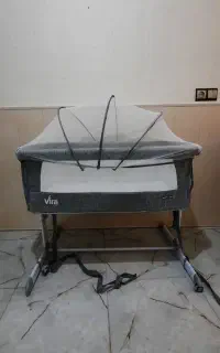 تخت کنار مادر