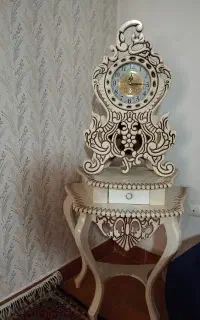 ساعت همراه میز کنسول