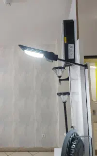 پروژکتور چراغ خیابانی خورشیدی بدون برق و سیمکشی