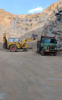 خاکبرداری با کامیون و بیل مکانیکی