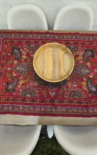 نیم پشتی و کوسن پته قرمز هر کدام ۶ عدد