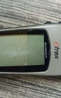 یک دستگاه جی پی اس دستی گارمین