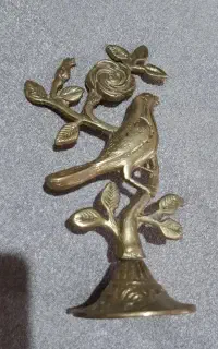 پرنده برنز تکی، روی شاخه ۱ عدد