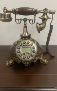 تلفن و میز