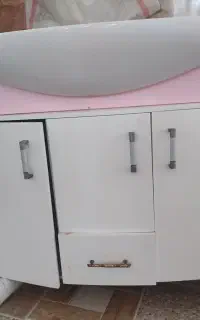 روشویی پهن و زیبا سالم فقط یک پایه شکسته