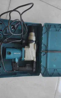 هیلتی بتن کن آنکور و چاقو