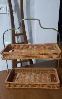 استند وتعدادی بشقاب سفالی