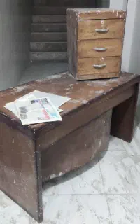 یک عدد میز تحریر باکشو هاش