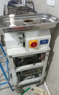 چرخ گوشت صنعتی و تعدادی لوازم دیگر