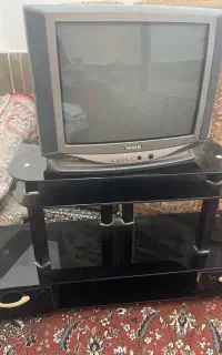 تلویزیون و میز