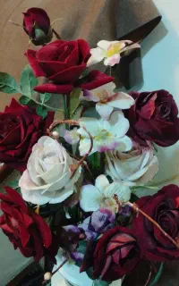 گل مصنوعی و گلدان ....