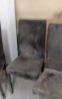 سه عدد صندلی فلزی با روکش چرم