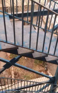 جوشکاری اسکلت کارخلاف در یک روز با دیوار دورش