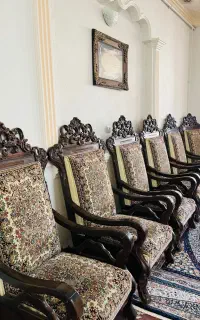 مبل کلاسیک ۶ نفره چوب گردو سالم و تمیز