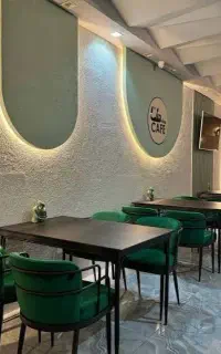 همکار خانم برای کافه