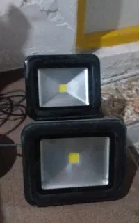 دو عدد پروژکتور