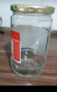 تعدادی شیشه رب و دبه ماست موجود است