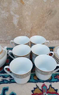 فنجان و نعلبکی به همراه قندان