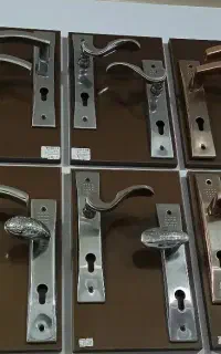دستگیره درب چوبی آهنی آپارتمانی در  ساختمانی