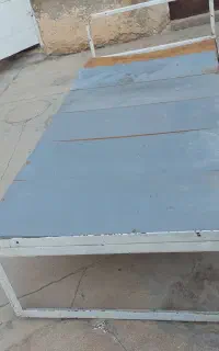 تخت اهنی محکم